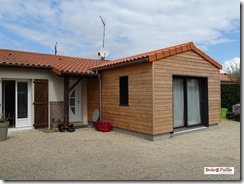 Extension de salon en ossature bois avec toiture en tuile et grande baie Vitrée par Bois et Paille Charpente (1)